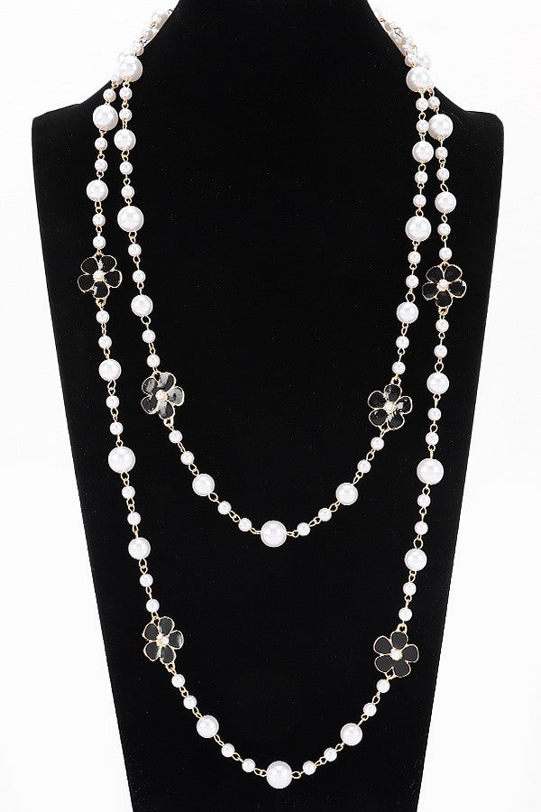 100125 White & Black Reversible Flowers Cream Faux Pearls Necklace