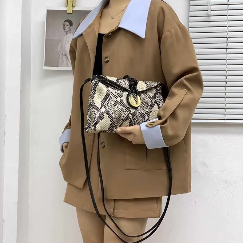 111925 The Luxe Knot Clutch/Crossbody