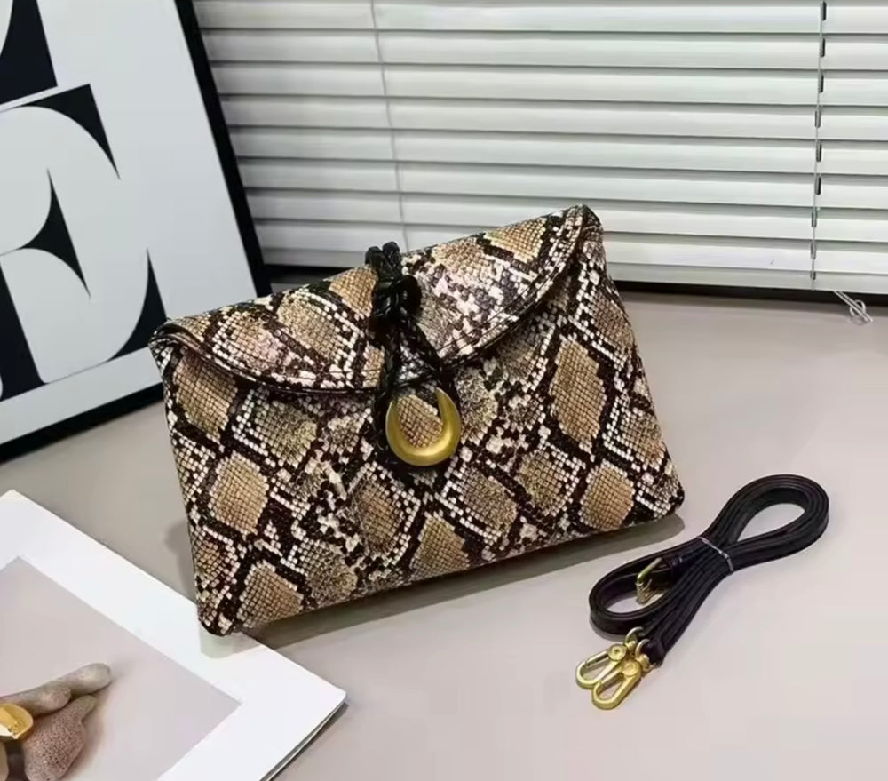 111925 The Luxe Knot Clutch/Crossbody